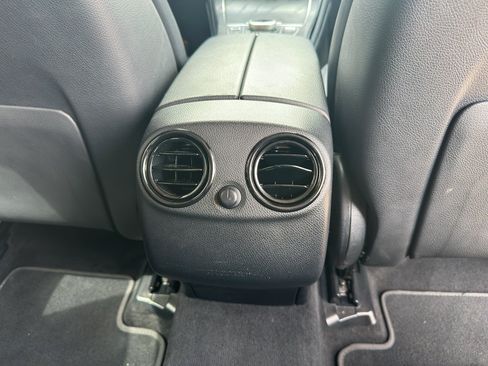 Used 2019 Mercedes-Benz GLC 300 4MATIC image 30