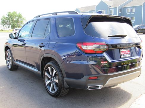 Used 2025 Honda Pilot Touring image 8