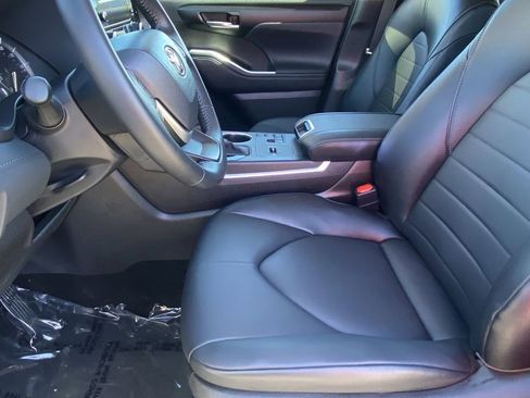 Certified 2025 Toyota Highlander XLE image 21