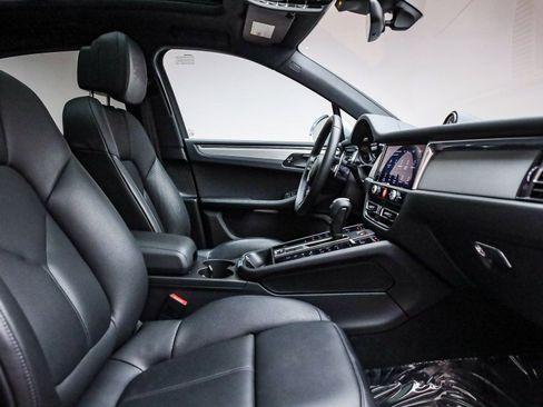 Certified 2025 Porsche Macan image 21