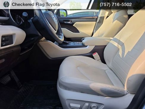 Used 2022 Toyota Highlander XLE AWD/4WD image 8