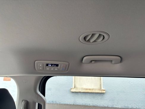 Used 2026 Kia Carnival FWD image 24