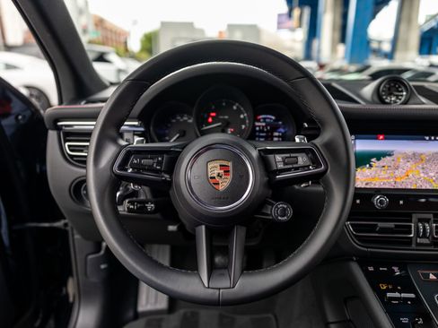 Certified 2025 Porsche Macan AWD/4WD image 6