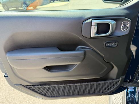 Used 2025 Jeep Gladiator Sport image 11