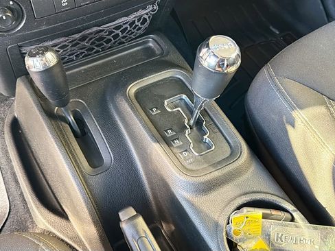 Used 2017 Jeep Wrangler Unlimited Sahara w/ Connectivity Group AWD/4WD image 25