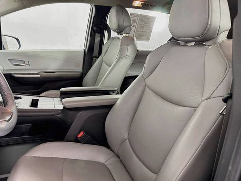 Used 2025 Toyota Sienna XLE FWD image 34