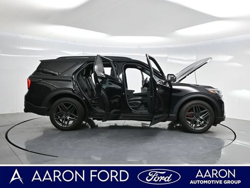 Used 2025 Ford Explorer ST AWD/4WD image 3