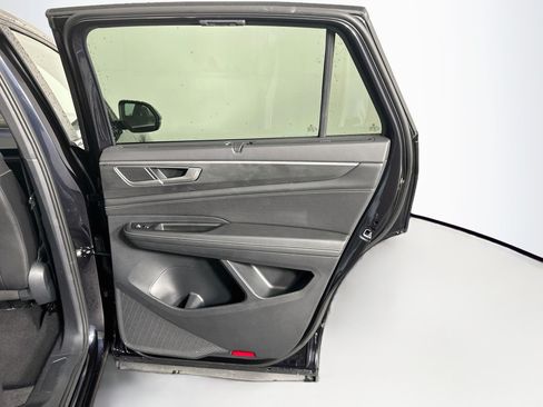 Used 2025 Volkswagen Atlas Cross Sport SE FWD image 31