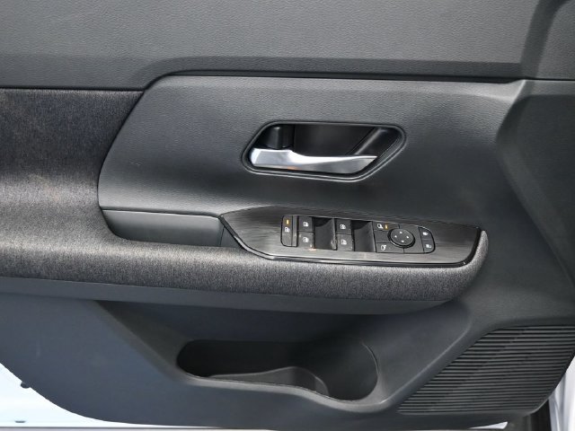 Used 2025 Nissan Kicks SV AWD/4WD image 19
