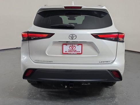 Used 2024 Toyota Highlander Limited FWD image 5