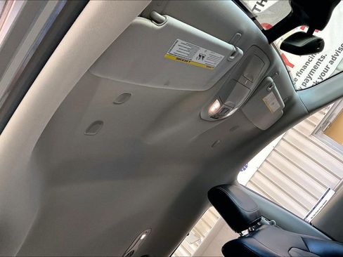 Used 2023 Chrysler Pacifica Touring-L FWD image 13