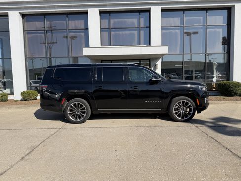 Used 2024 Jeep Wagoneer L Series III w/ Premium Group I image 3