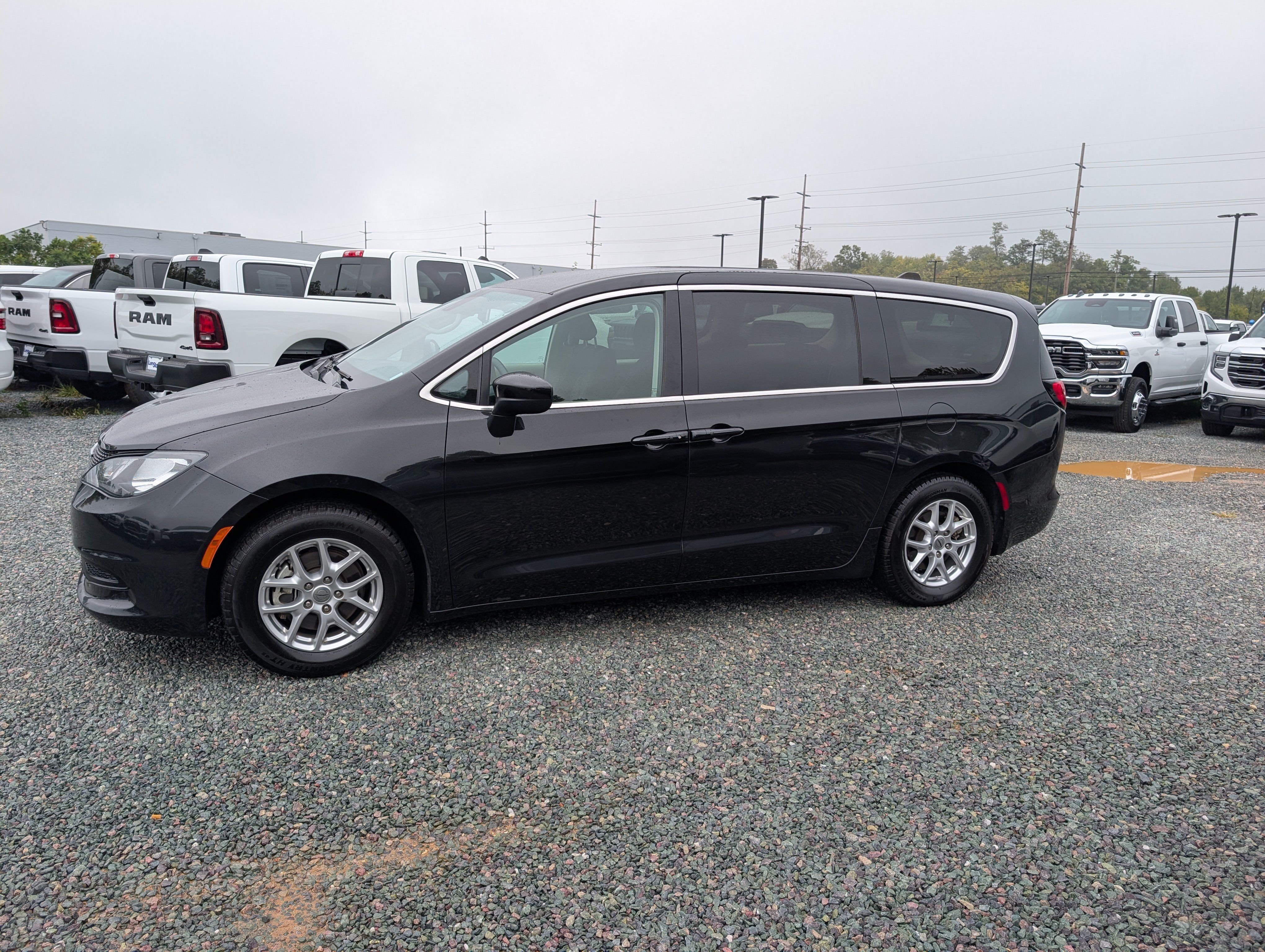 Used 2023 Chrysler Voyager LX FWD image 2