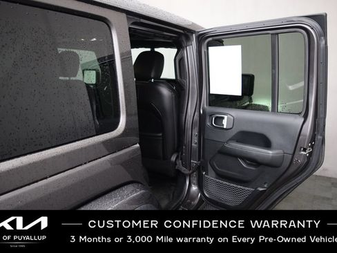 Used 2018 Jeep Wrangler Unlimited Sahara AWD/4WD image 14