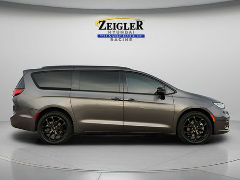 Used 2023 Chrysler Pacifica Limited w/ S Appearance Package AWD/4WD image 9