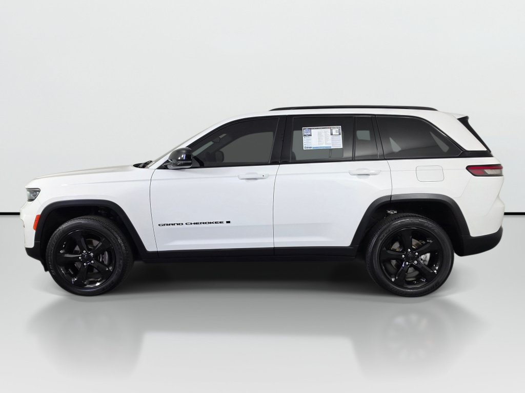Used 2023 Jeep Grand Cherokee Altitude AWD/4WD image 2