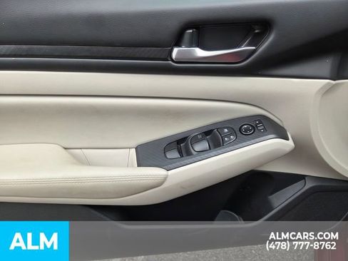 Used 2025 Nissan Altima 2.5 SV FWD image 12