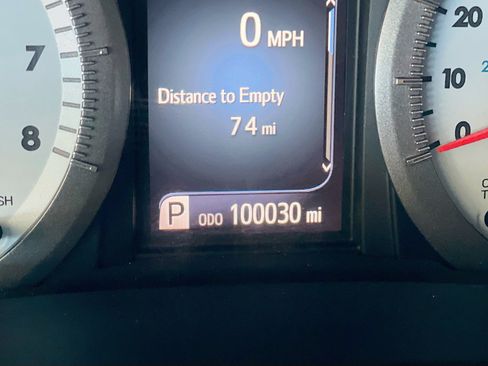Used 2017 Toyota Sienna SE Premium FWD image 8