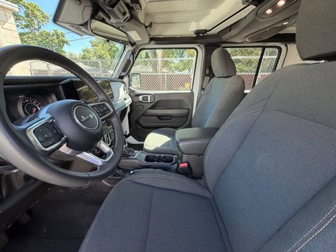 Used 2025 Jeep Wrangler Unlimited Sahara AWD/4WD image 26