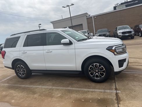 Used 2024 Ford Expedition XLT image 4