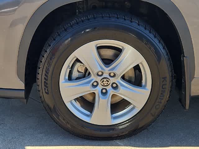 Used 2023 Toyota Highlander L FWD image 13