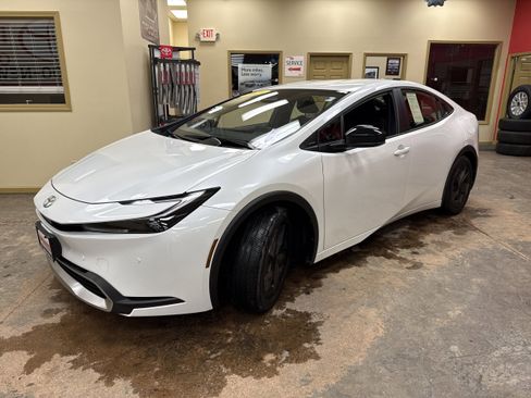 Used 2025 Toyota Prius SE image 18