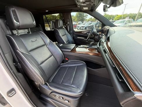 Used 2021 Cadillac Escalade Premium Luxury AWD/4WD image 5