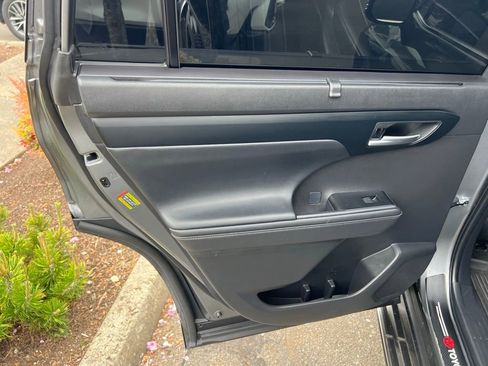 Certified 2025 Toyota Highlander XLE AWD/4WD image 14