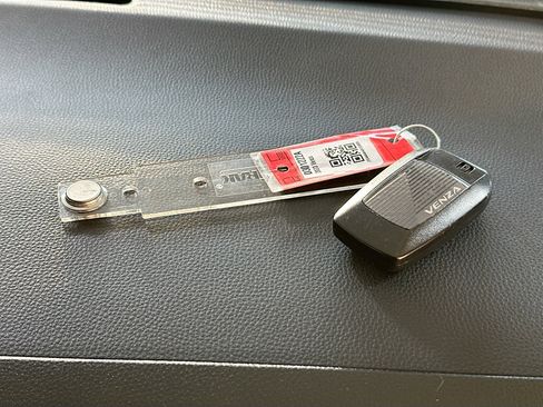 Used 2023 Toyota Venza XLE image 32