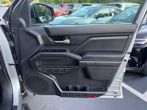 Certified 2025 Toyota Tacoma TRD Off-Road AWD/4WD image 9