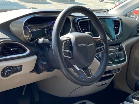Used 2023 Chrysler Pacifica Touring-L FWD image 5
