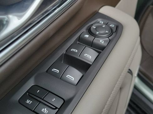 Used 2023 GMC Yukon SLT w/ SLT Premium Package AWD/4WD image 10