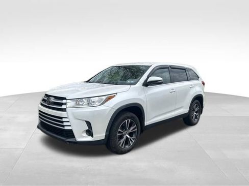 Used 2019 Toyota Highlander LE AWD/4WD image 1
