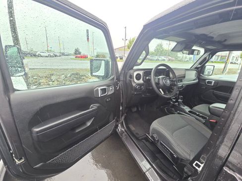Used 2024 Jeep Wrangler Unlimited image 16
