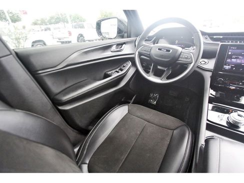 Used 2025 Jeep Grand Cherokee Altitude AWD/4WD image 6