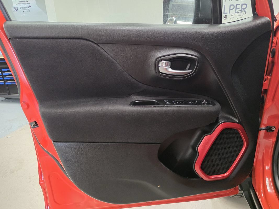 Used 2016 Jeep Renegade Trailhawk AWD/4WD image 23