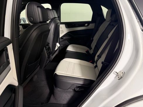 Certified 2025 Porsche Cayenne image 23