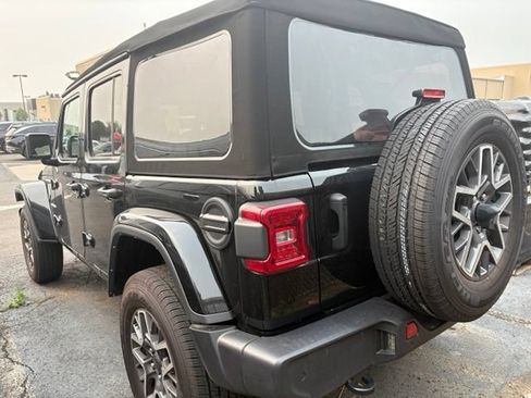 Used 2024 Jeep Wrangler Unlimited Sahara w/ Technology Group AWD/4WD image 3