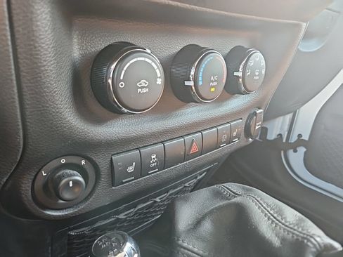 Used 2017 Jeep Wrangler Unlimited Sahara w/ Connectivity Group AWD/4WD image 19
