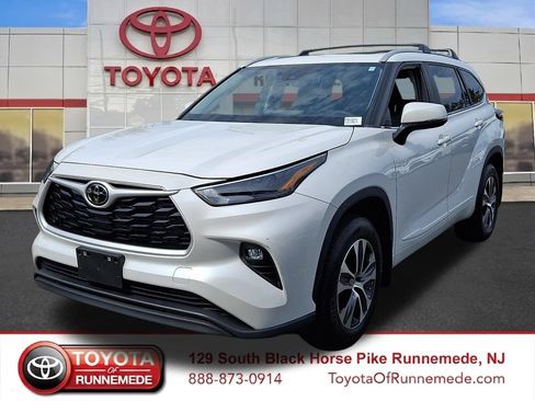 Used 2023 Toyota Highlander XLE AWD/4WD image 3