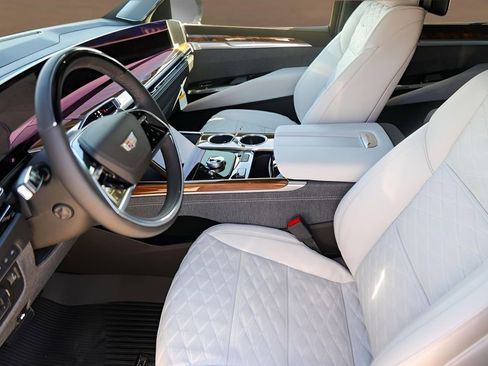 Certified 2025 Cadillac Escalade Sport Platinum w/ LPO, Floor Liner Package AWD/4WD image 9