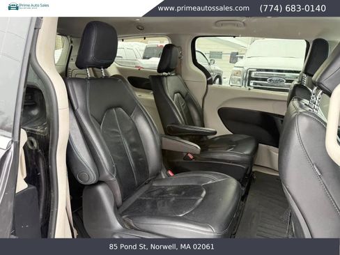 Used 2021 Chrysler Pacifica Touring-L FWD image 14
