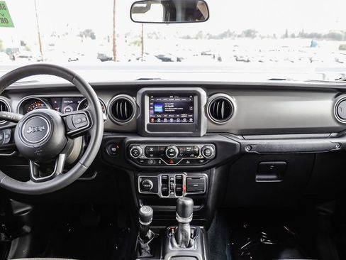 Used 2023 Jeep Gladiator Sport AWD/4WD image 15
