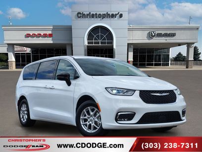 Used 2025 Chrysler Pacifica Select