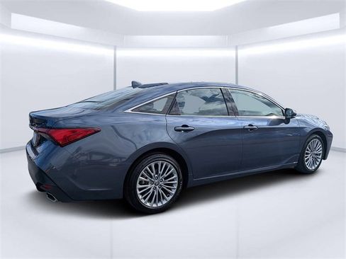Used 2020 Toyota Avalon Limited image 3