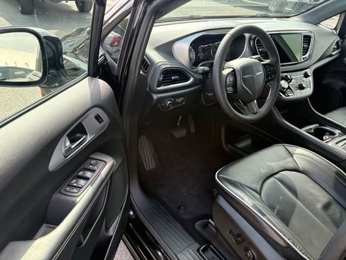 Used 2025 Chrysler Pacifica Limited image 6