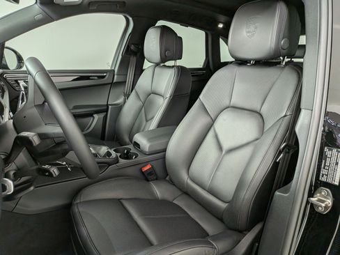 Certified 2025 Porsche Macan AWD/4WD image 4