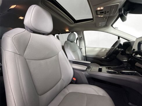 Certified 2022 Toyota Sienna Limited image 42
