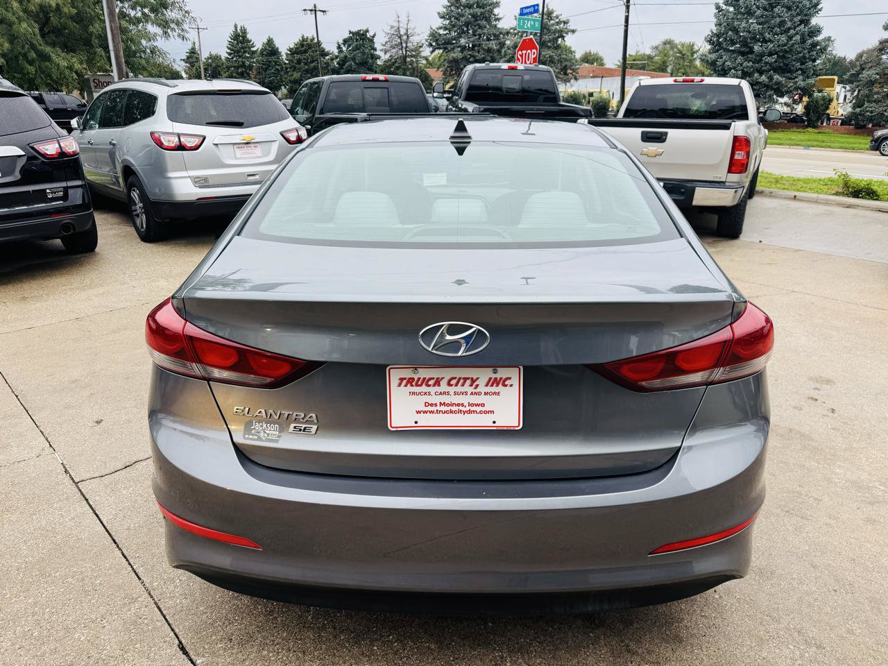 Used 2017 Hyundai Elantra SE FWD image 4