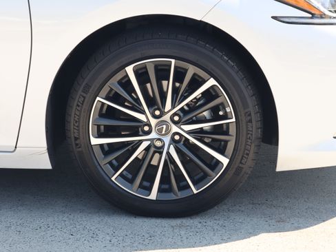 Used 2025 Lexus ES 300h w/ Premium Package FWD image 11